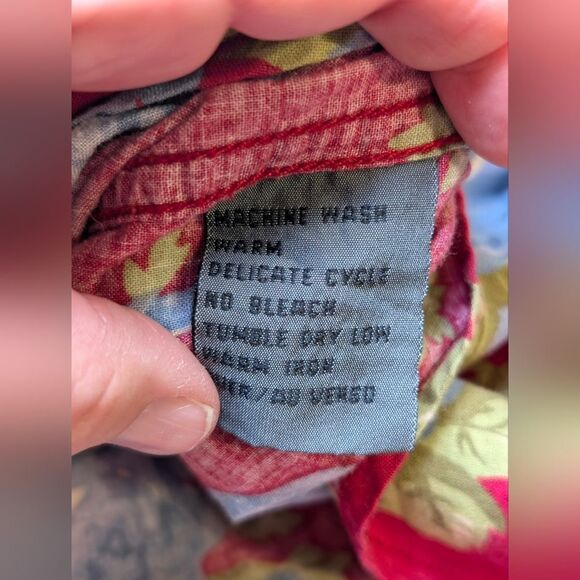 Vintage 90s Lizwear Red Floral Button Down Shirt Med Petite Cotton Cottagecore - Picture 5 of 5